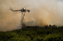 Πυροσβεστικές δυνάμεις επιχειρούν σε φωτιά