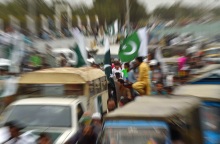 Πακιστάν: Πλήθος επιτίθεται σε εκκλησίες έπειτα από κατηγορίες για βεβήλωση του Κορανίου από χριστιανούς - Καταγγέλλονται βανδαλισμοί και πλιάτσικο.