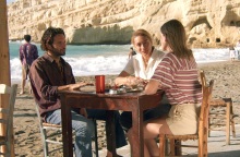 «Η παραλία»: Φωτογραφίες στα Μάταλα από τα γυρίσματα της νέας σειράς της ΕΡΤ - Γνωρίστε τους πρωταγωνιστικούς ρόλους και την υπόθεση.