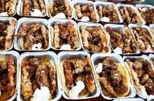 Θεσσαλονίκη: Η προσφορά αγάπης στους άστεγους στην άδεια λόγω Δεκαπενταύγουστου πόλη - Μοιράστηκαν πακέτα με φαγητό - Οι δράσεις της Εθελοντικής Διακονίας.