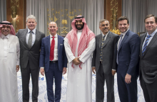 Ο Τζεφ Μπέζος στη Σαουδική Αραβία με τον Mohammad bin Salman © Pool / Bandar Algaloud/Anadolu Agency/Getty Images