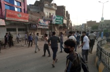 Πακιστάν: Ένοπλοι αναπτύχθηκαν για να φρουρήσουν χριστιανούς πακιστανούς πολίτες αφού μουσουλμανικός όχλος πυρπόλησε εκκλησίες.