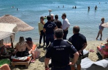 Έφοδος στις παραλίες της Τήνου - Συνολικά 3.000 τ.μ. αιγιαλού και παραλιών «απελευθερώνονται» - Στο αυτόφωρο οδηγήθηκε επιχειρηματίας.