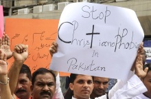 Πακιστάν: Δύο χριστιανοί κρατούνται για βλασφημία, μετά το κάψιμο εκκλησιών από οργισμένα πλήθη μουσουλμάνων - Συνεχίζεται το κύμα βίας.