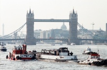 Marchioness: Το ναυάγιο του σκάφους αναψυχής στον Τάμεση στις 20 Αυγούστου 1989 - Εικόνα από τη ρυμούλκηση του κουφαριού λίγες ημέρες μετά την τραγωδία