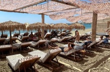 Ξαπλώστρες - ομπρελοκαθίσματα: 26 συλλήψεις στα νησιά του Νότιου Αιγαίου για παραβάσεις σε αιγιαλό και παραλία - Εντατικοί έλεγχοι για τήρηση της νομοθεσίας.