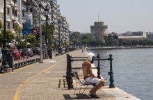 Θεσσαλονίκη: Ανοίγουν κλιματιζόμενοι χώροι για τους πολίτες λόγω των υψηλών θερμοκρασιών - Πού μπορούν να αναζητήσουν προστασία από τον καύσωνα.