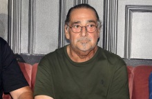 Ο τραγουδιστής Βασίλης Καρράς μήνυσε ιστοσελίδα που τον εμφάνιζε να προωθεί προϊόν - Προϊόν photoshop η φωτογραφία που διακινήθηκε στα κοινωνικά δίκτυα.