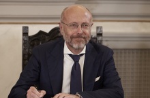 Αντιδράσεις και εκκλήσεις για παραίτηση Βαρτζόπουλου μετά το: «Η γυναικοκτονία έχει μια βιολογική βάση, το αρσενικό είναι επιθετικό»