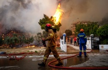 Πυροσβέστης σε σημείο όπου έχει πάρει φωτιά