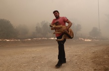 Ο Λεωνίδας Ρόδης μετέφερε σε ασφαλές μέρος ζώα που κινδύνευσαν από τη φωτιά στη Φυλή