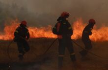 Πυροσβέστες επιχειρούν στο μέτωπο της Πάρνηθας
