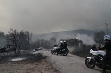 Αστυνομικοί σε σημείο από όπου έχει περάσει η φωτιά στην Πάρνηθα