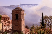 Υπουργείο Πολιτισμού για την πυρκαγιά στη μονή του οσίου Λουκά: Κλειστός ο χώρος έως ότου ολοκληρωθούν οι εργασίες καθαρισμού και αποκατάστασης.