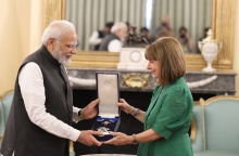 Η Πρόεδρος της Δημοκρατίας, Κατερίνα Σακελλαροπούλου, παρασημοφόρησε τον πρωθυπουργό της Ινδίας, Ναρέντρα Μόντι