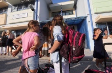 Παιδιά με τα σακίδιά τους πρώτη ημέρα στο σχολείο