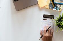 Χέρι πληκτρολογεί σε κομπιουτεράκι