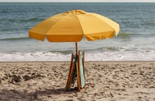 Ομπρέλα και ξαπλώστρες μαζεμένα σε παραλία