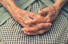 Τα χέρια ηλικιωμένης γυναίκας