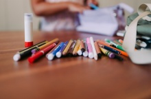 Σχολικά είδη (μολύβια και μπογιές) σε θρανίο