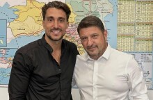 Ο Σάκης Κατσούλης στο πλευρό του Νίκου Χαρδαλιά