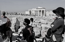 Τουρίστες στον ιερό βράχο της Ακρόπολης