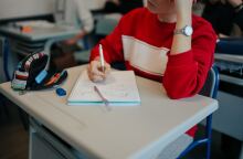 Μαθήτρια σε τάξη