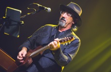 Βρετανία: Απεβίωσε ο Τζακ Σόνι, ο «άλλος κιθαρίστας» του κλασικού ροκ συγκροτήματος Dire Straits – Πώς γνωρίστηκε με τον Μαρκ Νόπφλερ.