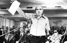 Ο Ανδρέας Παπανδρέου σε μία από τις ιστορικότερες φωτογραφίες από την ίδρυση του ΠΑΣΟΚ κρατά στα χέρια του τη Διακήρυξη της 3ης Σεπτεμβρίου