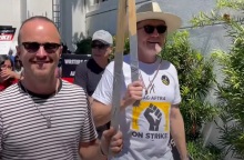 Το καστ του «Breaking Bad» σε συγκέντρωση διαμαρτυρίας ηθοποιών του Χόλιγουντ - Η επανασύνδεση των Μπράιαν Κράνστον και Άαρον Πολ με αφορμή τις κινητοποιήσεις. 