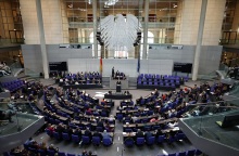 Γερμανία: Εβδομάδα προϋπολογισμού στη βουλή - Έντονη κριτική για «δημιουργική λογιστική», κρυφά χρέη και για σχέδια - τροχοπέδη στην ανάκαμψη.