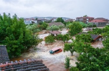 Δρόμοι ποτάμια και κόκκινο αυτοκίνητο παρασυρμένο από τα νερά