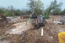 Όχημα αναποδογυρισμένο σε ρέμα στον Βόλο που πλήττεται από την κακοκαιρία Daniel