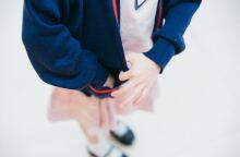 Παιδάκι που φορά στολή στο σχολείο - Διακρίνονται τα ρούχα και τα χεράκια του