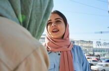 Νεαρή κοπέλα που φορά αμπάγια