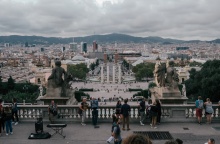 Τουρίστες σε αξιοθέατο της Ισπανίας