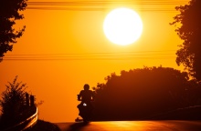 Ήλιος πάνω από τον δρόμο και οδηγός σε συνθήκες καύσωνα