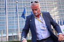 Ακτιβιστές υπέρ του περιβάλλοντος πέταξαν στον διευθύνοντα σύμβουλο της Ryanair τάρτα με κρέμα - Διαμαρτυρία για τις εκπομπές άνθρακα της αεροπορικής εταιρείας.