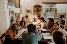 Στιγμιότυπο από τις πρώτες αναγνώσεις στην Άνδρο για το "Έγκλημα και τιμωρία" που σκηνοθετεί ο Δημήτρης Τάρλοου στο θέατρο Πορεία