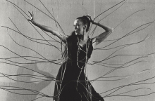 Η Μάρθα Γκράχαμ ως Μήδεια με το σκηνικό του Ισάμου Νογκούτσι στο έργο της Cave of the Heart, 1946. Κοστούμια και χορογραφία Μάρθα Γκράχαμ. Φωτογραφία © Cris Alexander. Courtesy of Martha Graham Resources.