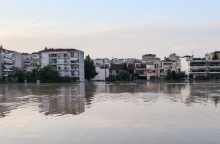 Αν μάθαμε κάτι, τώρα δεν είναι η ώρα να τάξουμε θαύματα και επιδόματα για τη Θεσσαλία 