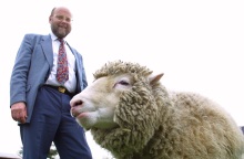 Βρετανία: Πέθανε ο «μπαμπάς» της Ντόλι, ο Βρετανός επιστήμονας Ίαν Γουίλμουτ, ο πατέρας της κλωνοποίησης - Η επαναστατική του έρευνα συνεπήρε την κοινή γνώμη.