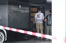 Αστυνομικοί και πολίτες έξω από το σπίτι όπου διαπράχθηκε η νέα γυναικοκτονία στην Καλαμαριά