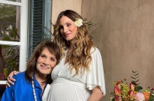 Η Ήρα Κατσαντώνη αγκαλιά με τη μητέρα της, Ελπίδα