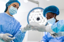 Βρετανία: Το ένα τρίτο των βρετανίδων χειρουργών έχει υποστεί σεξουαλική επίθεση από τους άνδρες συναδέλφους τους, σύμφωνα με έρευνα.