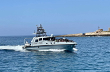 Σκάφος του ιταλικού λιμενικού επιχειρεί στα ανοιχτά της Λαμπεντούσα
