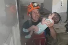 Θεσσαλία: Άνδρας της ΕΜΑΚ βγάζει βρέφος από πλημμυρισμένο σπίτι - To βίντεο που αναρτήθηκε στα social media και η συγκινητική προσπάθεια του διασώστη.