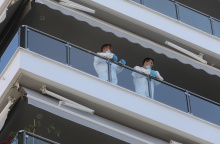 Οι αρχές στο σπίτι όπου διαπράχθηκε η γυναικοκτονία στην Καλαμαριά - Στελέχη της σήμανσης με ειδική στολή και φωτογραφική μηχανή στο στο μπαλκόνι της οικείας