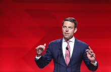 Ο Στέφανος στη Μακρόνησο (και τα 6 κατορθώματά του)