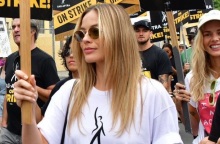Μάργκοτ Ρόμπι: Με πλακάτ σε πορεία ηθοποιών στο Χόλιγουντ - Διαδήλωσαν για τα δικαιώματά τους σε συγκέντρωση της SAG-AFTRA.
